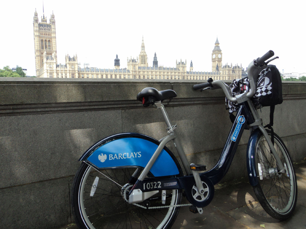 É notícia em Londres: um labirinto na Trafalgar e as bikes do prefeito