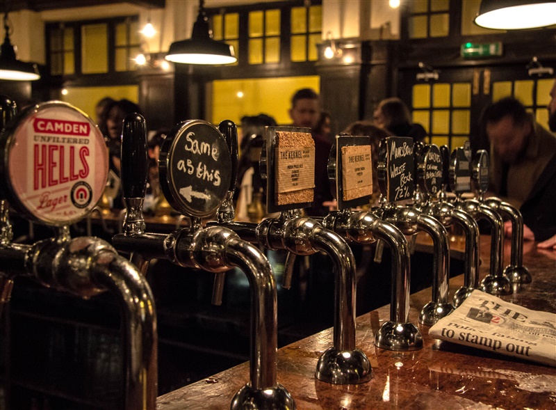 LONDRES, Reino Unido - DEZEMBRO 15, 2016: Garrafa de cerveja