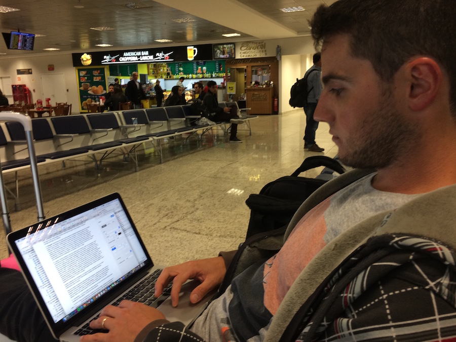 Vida de nômade digital - trabalhando no aeoroporto