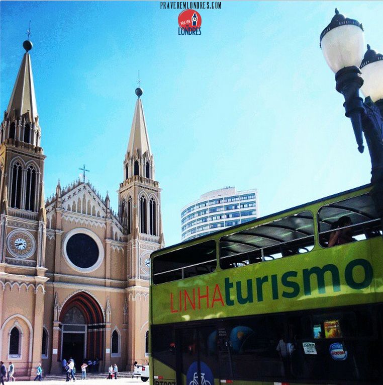 Catedral de Curitiba e ônibus da Linha Turismo