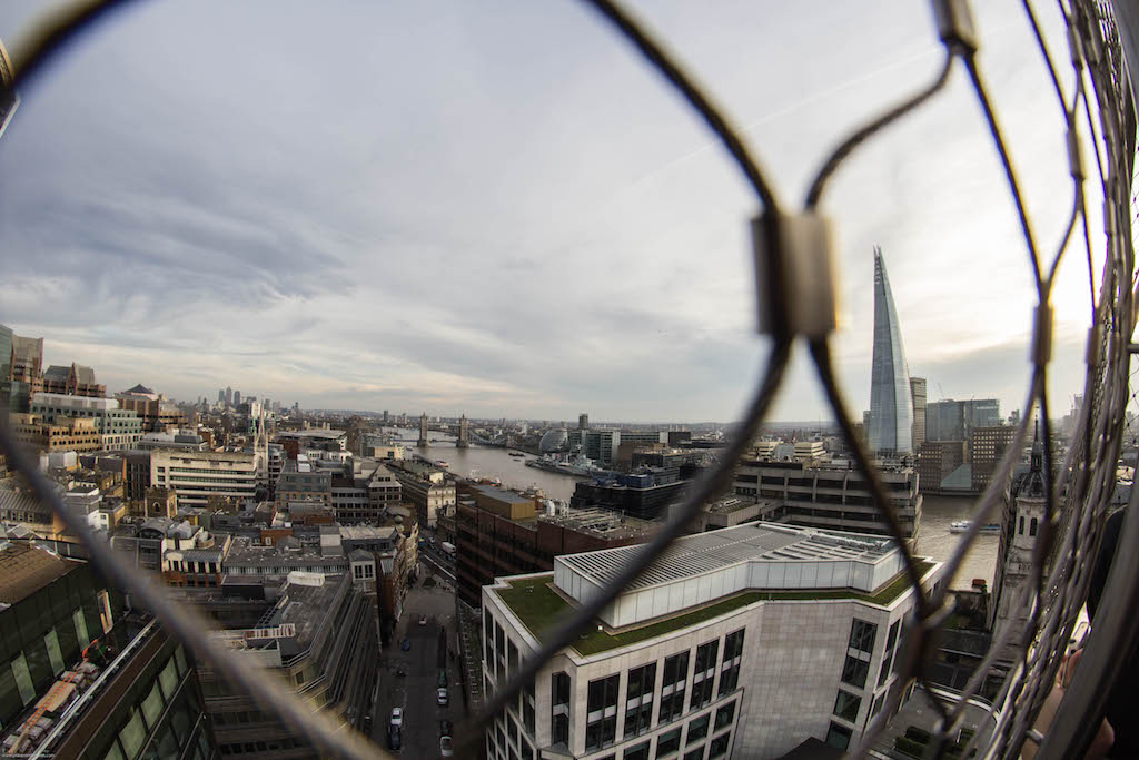 A vista do alto do monumento que eterniza o Grande Incêndio de Londres
